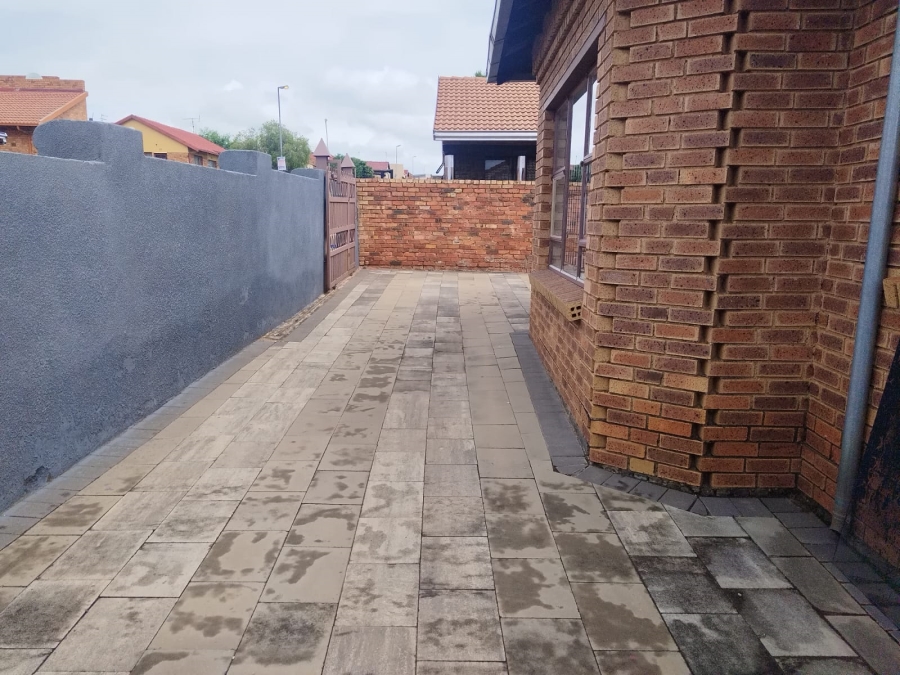 To Let 3 Bedroom Property for Rent in Hospital View Gauteng