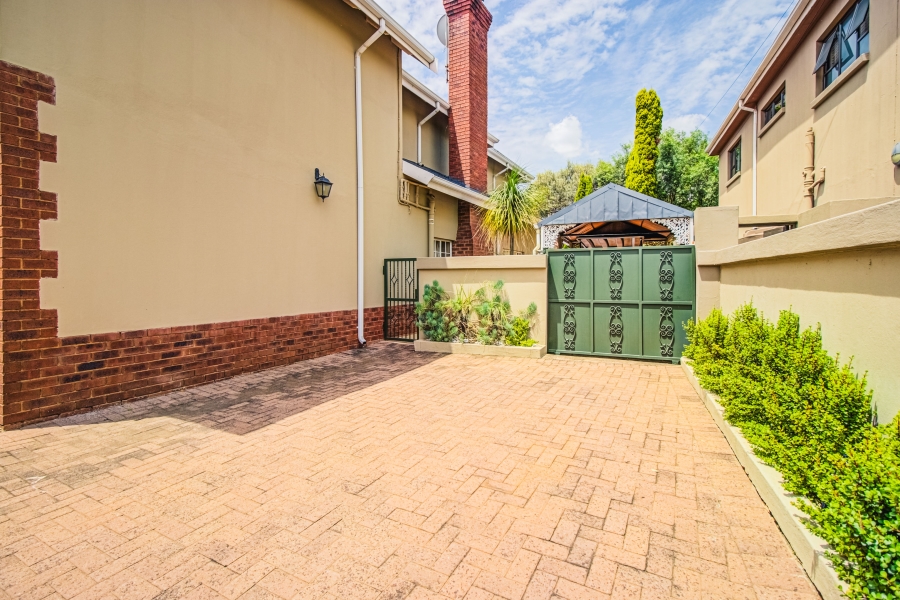 6 Bedroom Property for Sale in Rynfield Gauteng