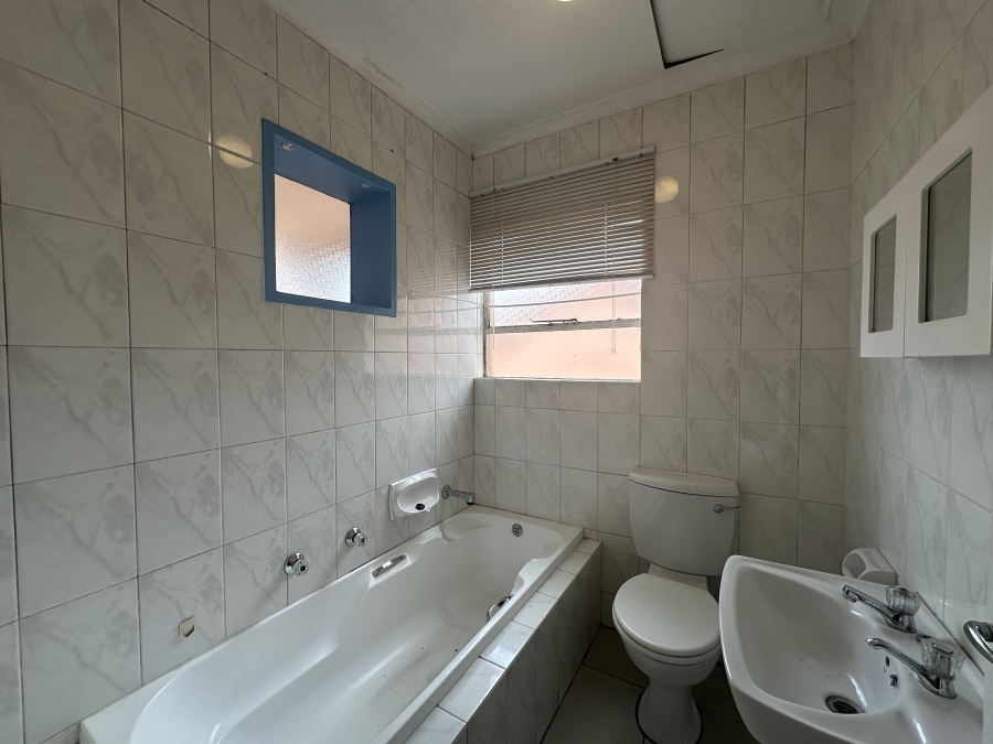 1 Bedroom Property for Sale in Linden Gauteng