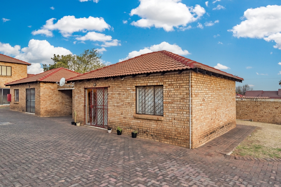 2 Bedroom Property for Sale in Witpoortjie Gauteng