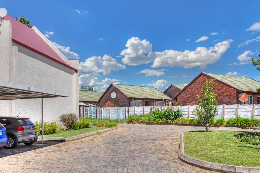 2 Bedroom Property for Sale in Erand Gardens Gauteng