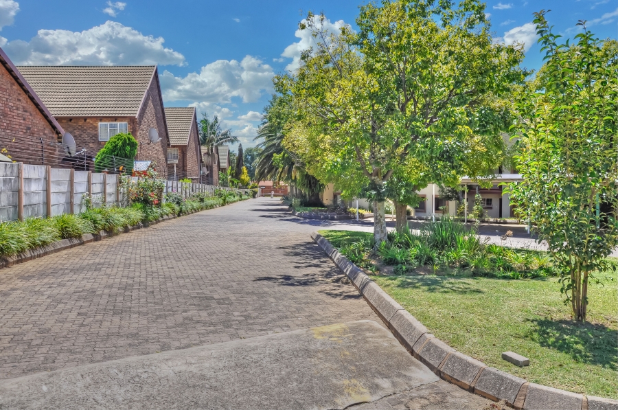 2 Bedroom Property for Sale in Erand Gardens Gauteng