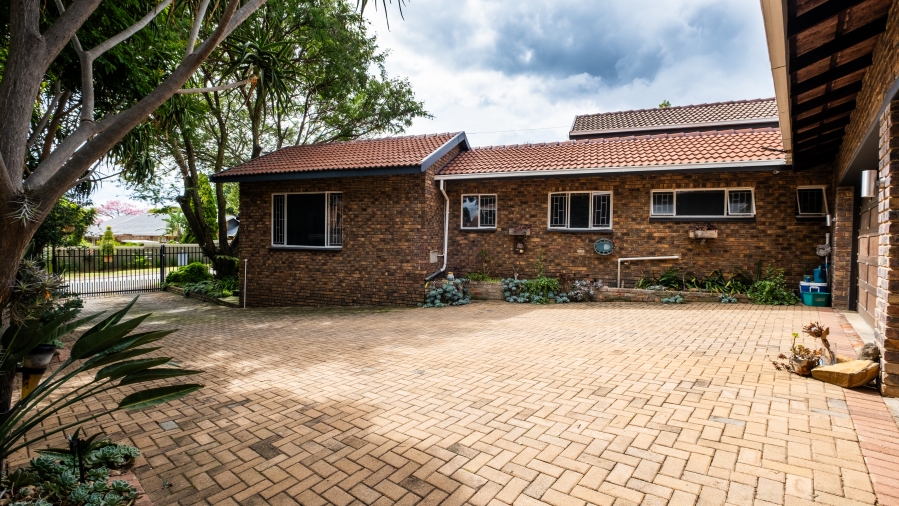 5 Bedroom Property for Sale in The Reeds Gauteng