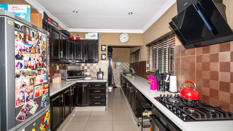 5 Bedroom Property for Sale in The Reeds Gauteng