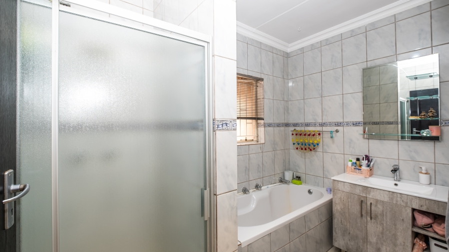 5 Bedroom Property for Sale in The Reeds Gauteng