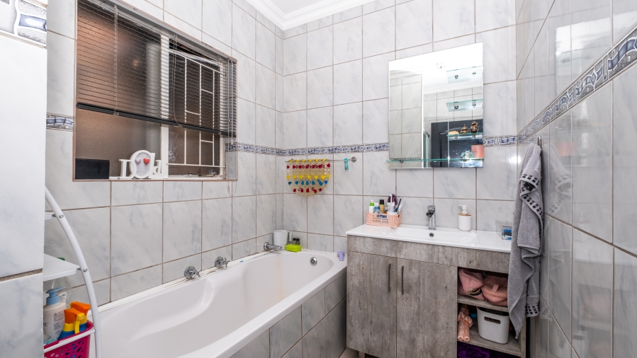 5 Bedroom Property for Sale in The Reeds Gauteng