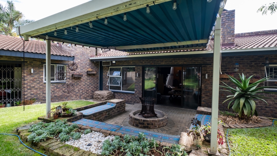 5 Bedroom Property for Sale in The Reeds Gauteng