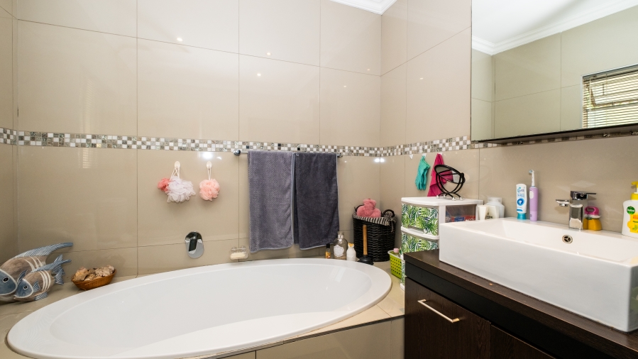 5 Bedroom Property for Sale in The Reeds Gauteng