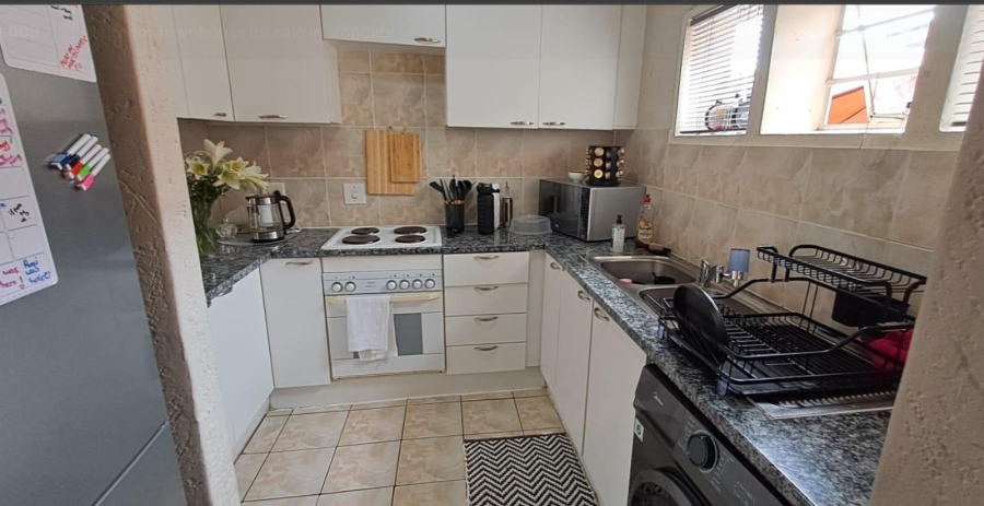 1 Bedroom Property for Sale in Mondeor Gauteng