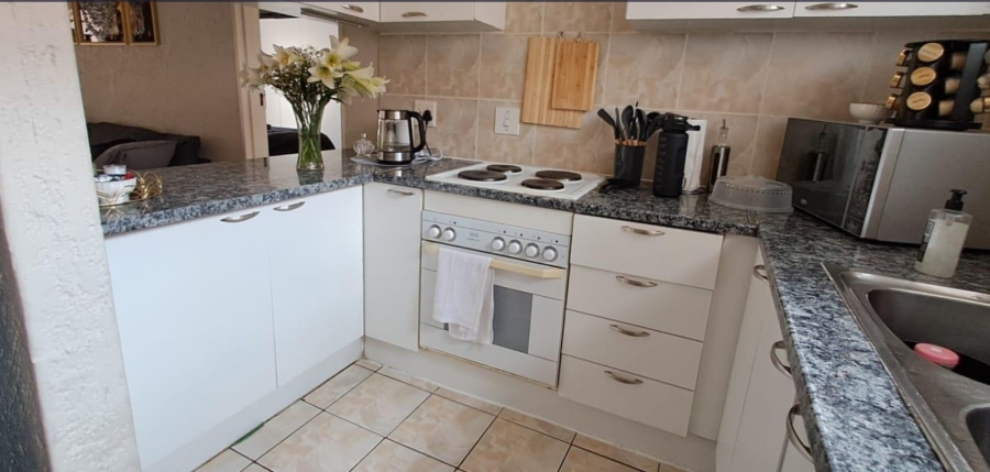 1 Bedroom Property for Sale in Mondeor Gauteng