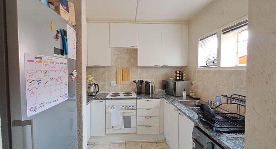 1 Bedroom Property for Sale in Mondeor Gauteng