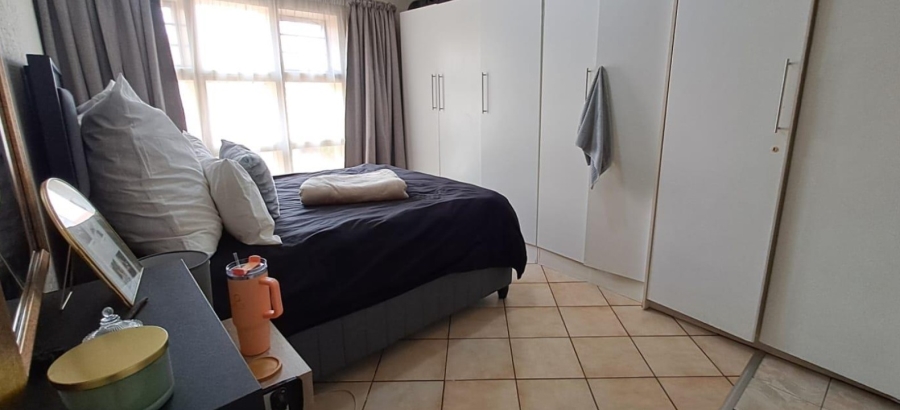 1 Bedroom Property for Sale in Mondeor Gauteng