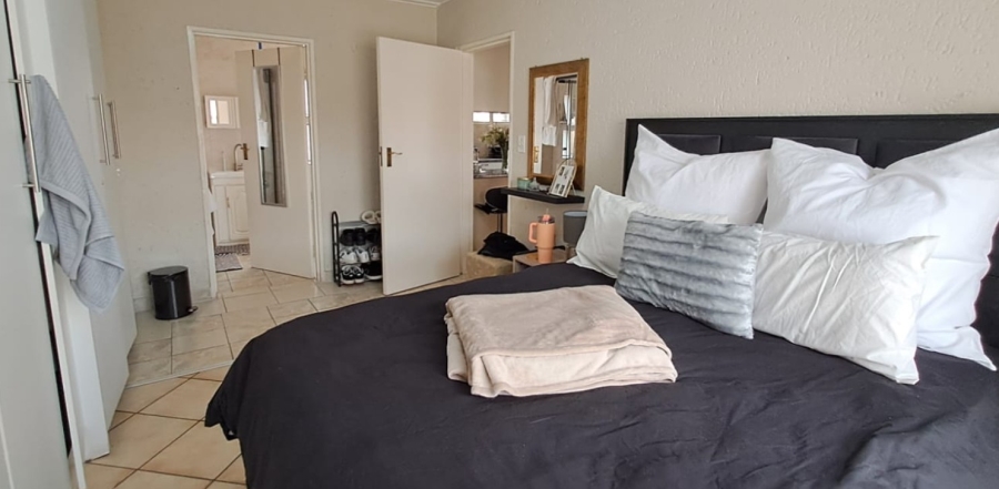 1 Bedroom Property for Sale in Mondeor Gauteng