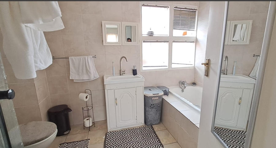 1 Bedroom Property for Sale in Mondeor Gauteng