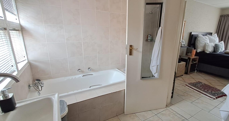 1 Bedroom Property for Sale in Mondeor Gauteng