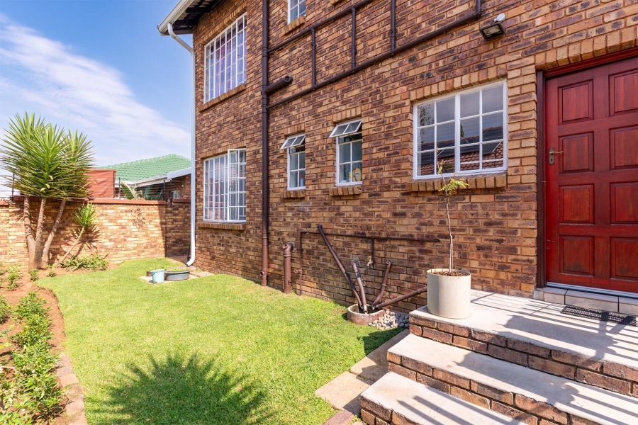 2 Bedroom Property for Sale in Farrarmere Gauteng