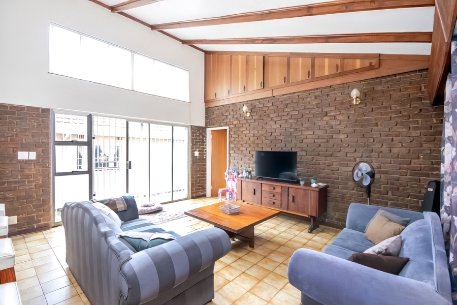 5 Bedroom Property for Sale in Roodekrans Gauteng