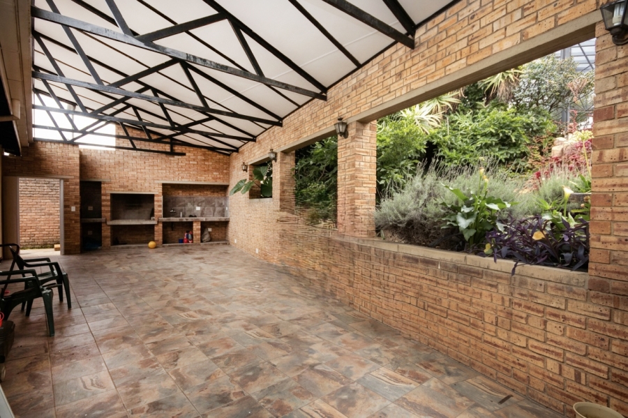 5 Bedroom Property for Sale in Roodekrans Gauteng