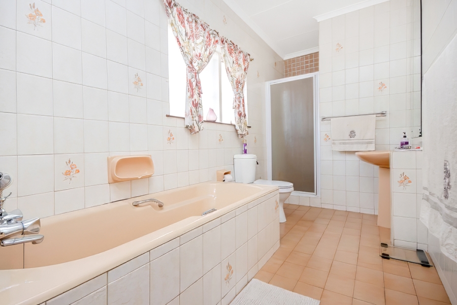 5 Bedroom Property for Sale in Roodekrans Gauteng