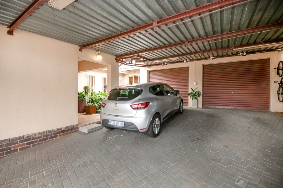 5 Bedroom Property for Sale in Roodekrans Gauteng