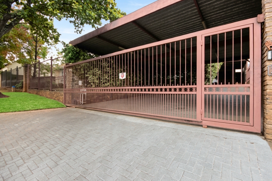 5 Bedroom Property for Sale in Roodekrans Gauteng