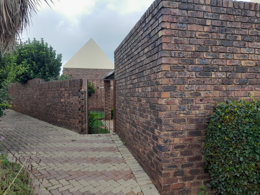 2 Bedroom Property for Sale in Oakdene Gauteng