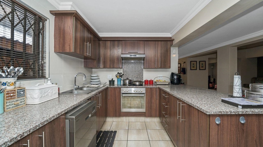 3 Bedroom Property for Sale in Lakefield Gauteng