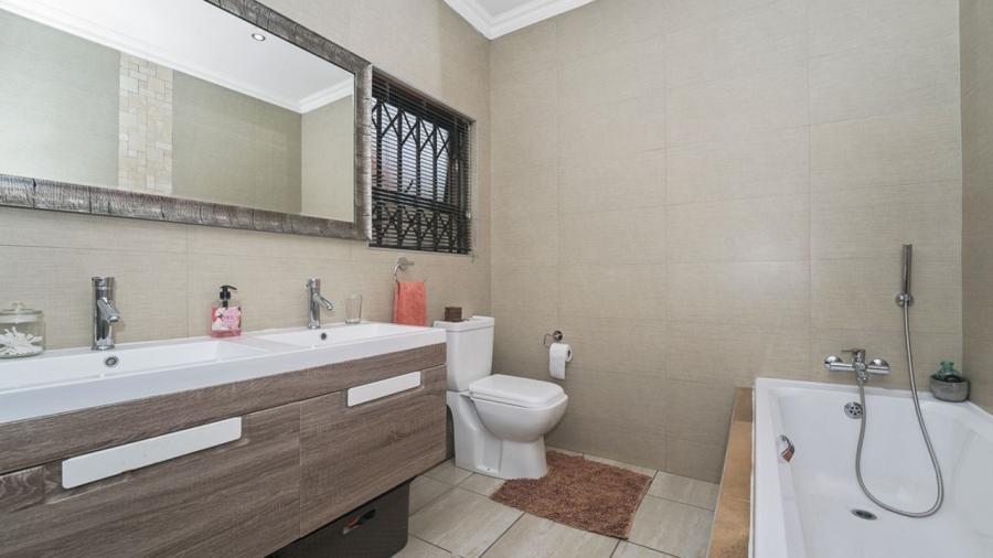 3 Bedroom Property for Sale in Lakefield Gauteng