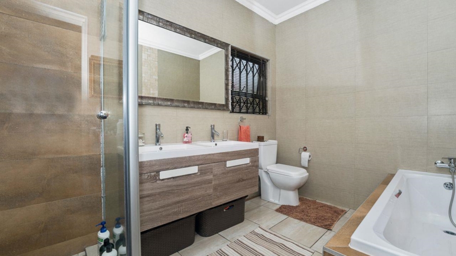 3 Bedroom Property for Sale in Lakefield Gauteng