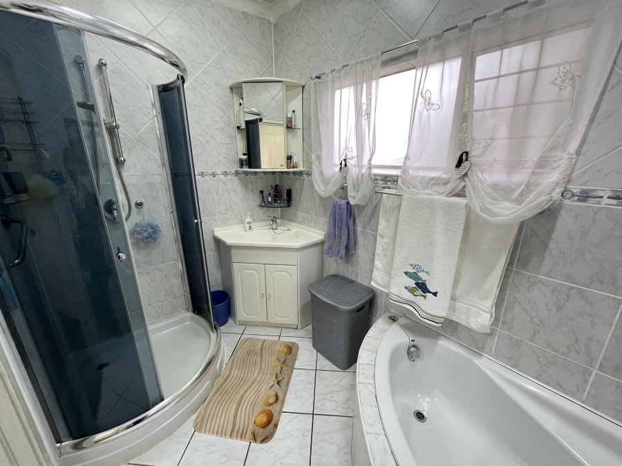 4 Bedroom Property for Sale in Greenhills Gauteng