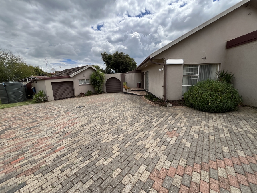 4 Bedroom Property for Sale in Greenhills Gauteng