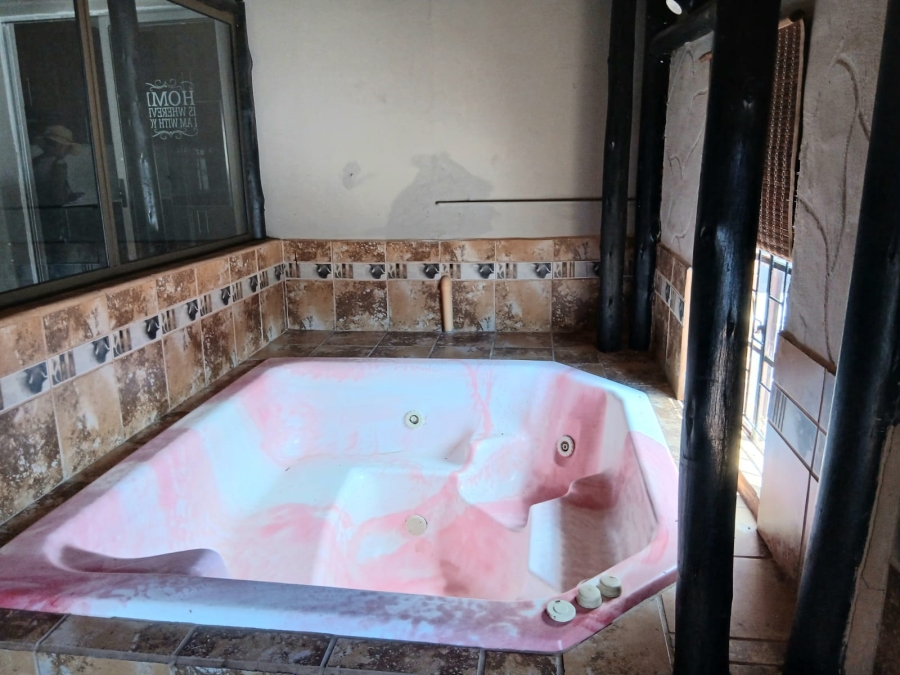 4 Bedroom Property for Sale in Oberholzer Gauteng