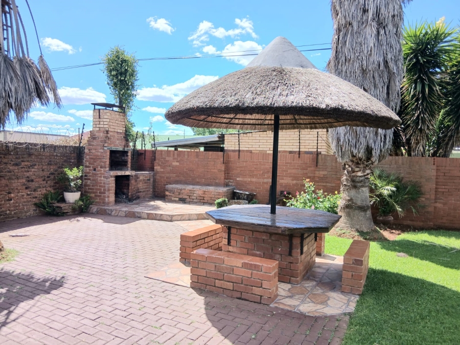 4 Bedroom Property for Sale in Oberholzer Gauteng
