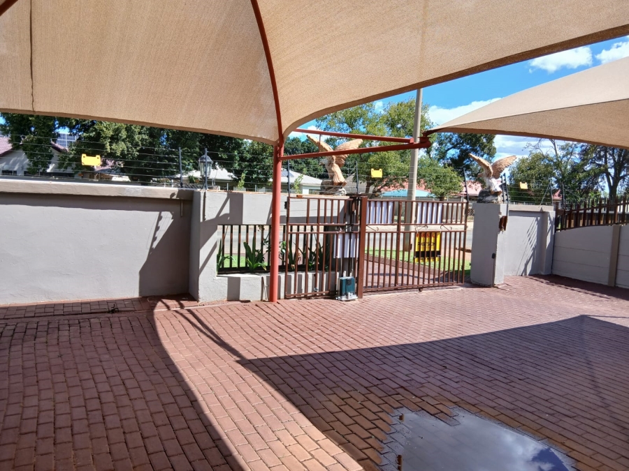 4 Bedroom Property for Sale in Oberholzer Gauteng