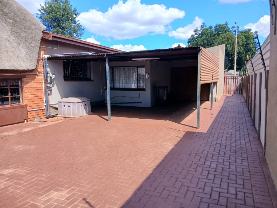 4 Bedroom Property for Sale in Oberholzer Gauteng