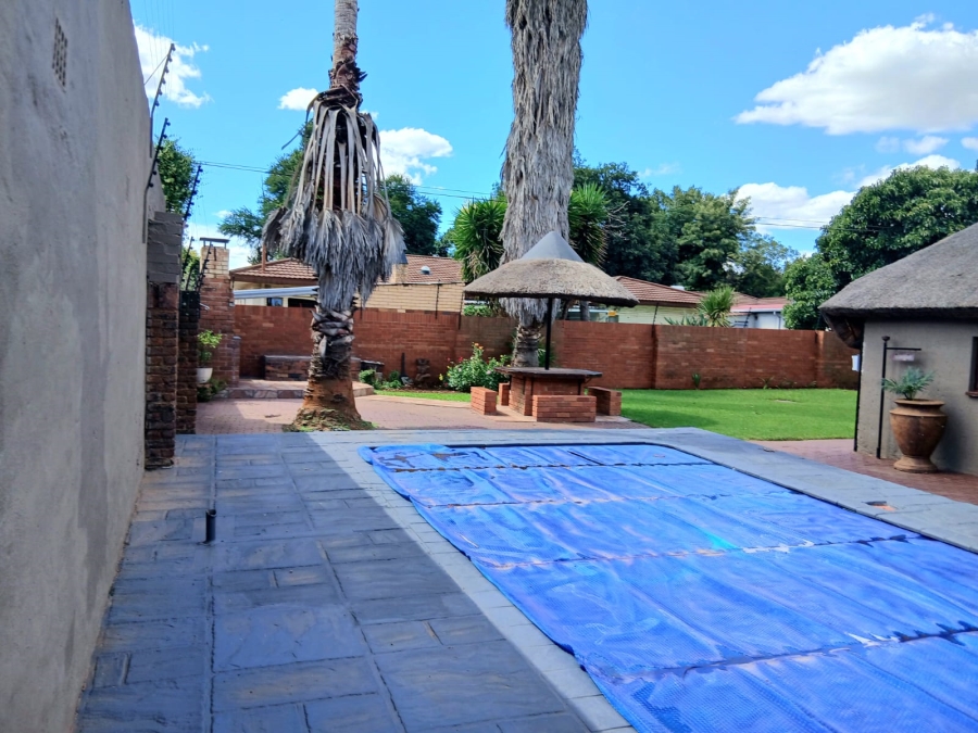 4 Bedroom Property for Sale in Oberholzer Gauteng