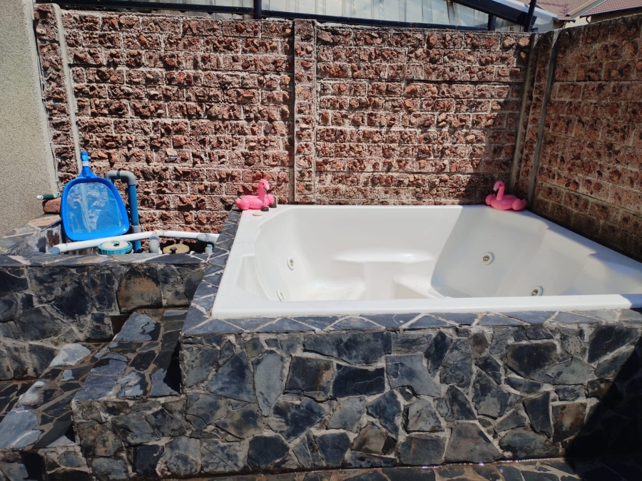 2 Bedroom Property for Sale in Parkrand Gauteng