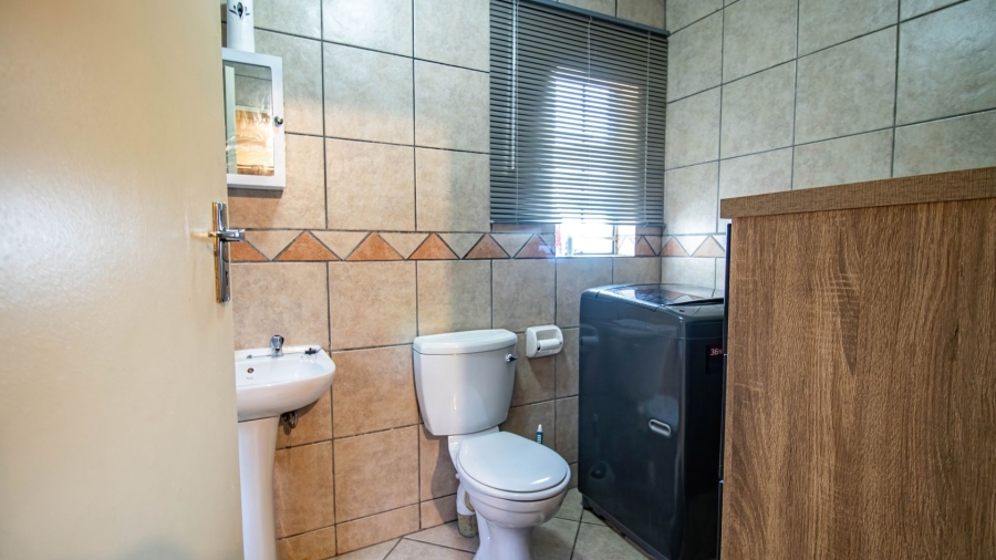 1 Bedroom Property for Sale in Vorna Valley Gauteng