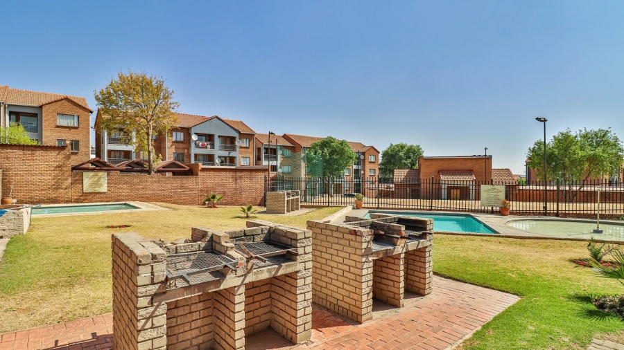 1 Bedroom Property for Sale in Vorna Valley Gauteng