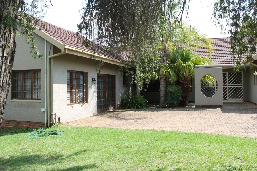 6 Bedroom Property for Sale in Brackenhurst Gauteng