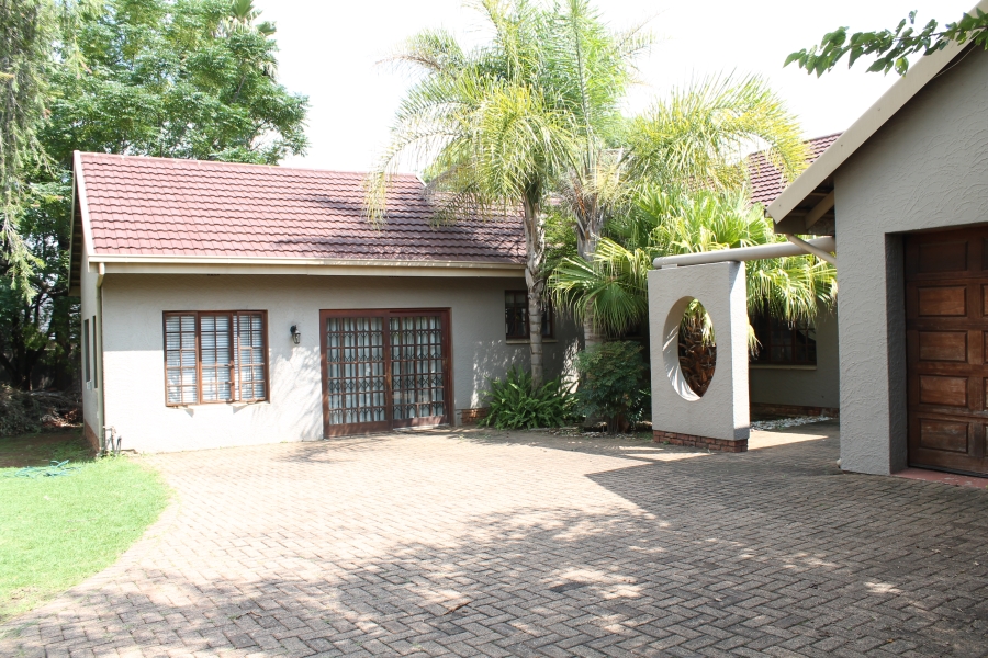 6 Bedroom Property for Sale in Brackenhurst Gauteng