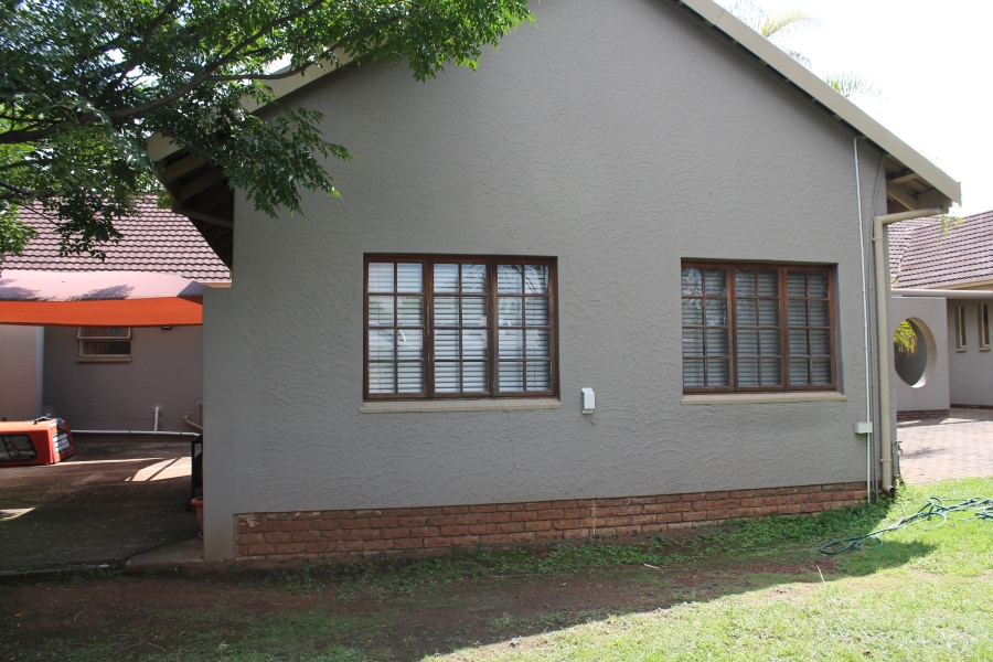 6 Bedroom Property for Sale in Brackenhurst Gauteng