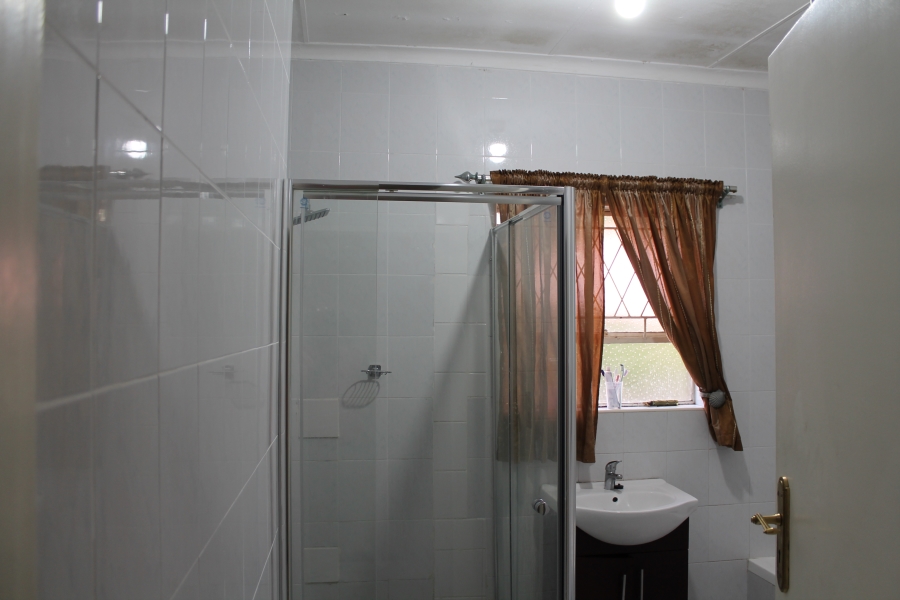 6 Bedroom Property for Sale in Brackenhurst Gauteng