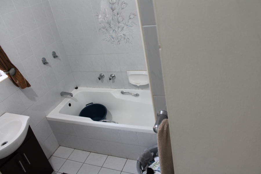 6 Bedroom Property for Sale in Brackenhurst Gauteng