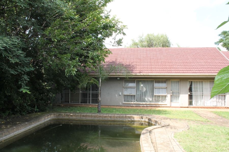 6 Bedroom Property for Sale in Brackenhurst Gauteng