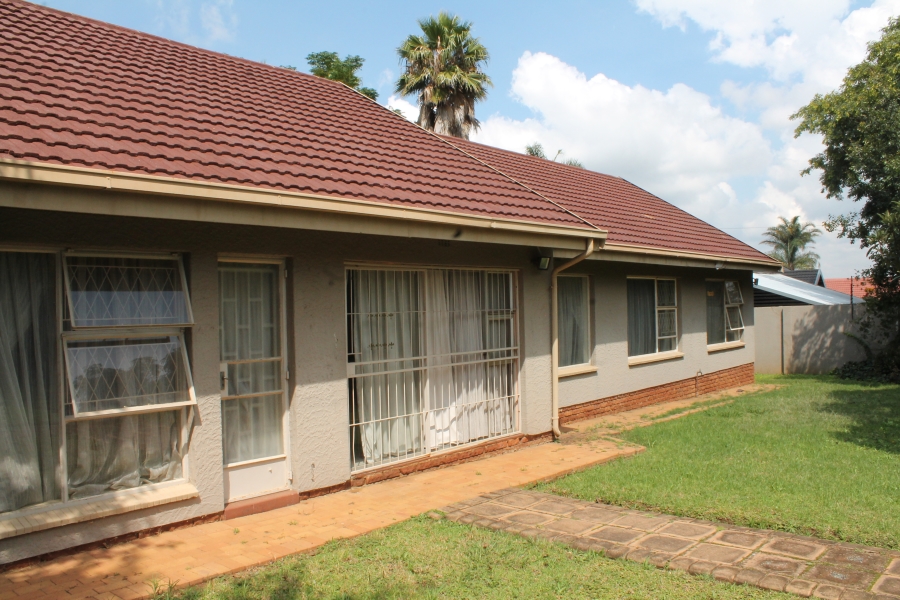 6 Bedroom Property for Sale in Brackenhurst Gauteng