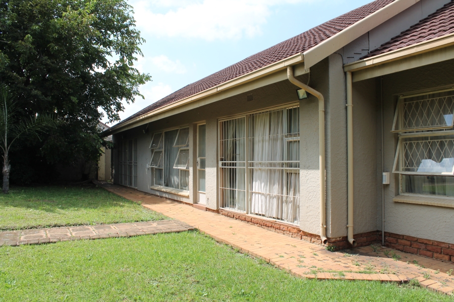 6 Bedroom Property for Sale in Brackenhurst Gauteng