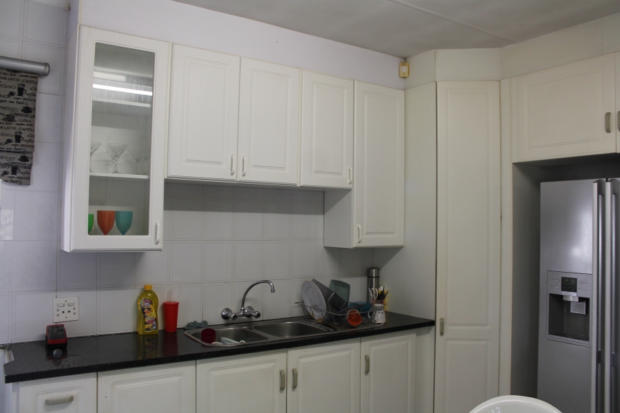 6 Bedroom Property for Sale in Brackenhurst Gauteng