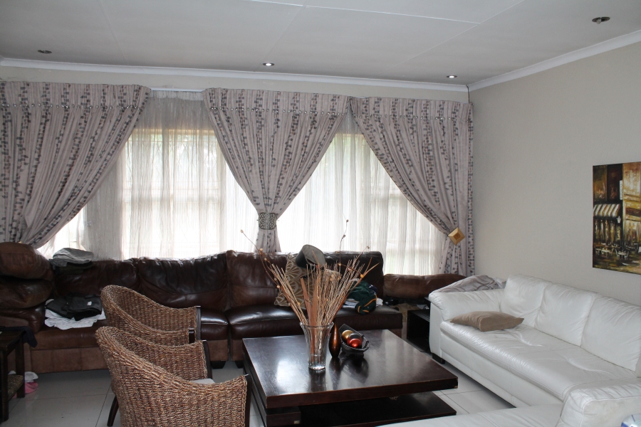 6 Bedroom Property for Sale in Brackenhurst Gauteng