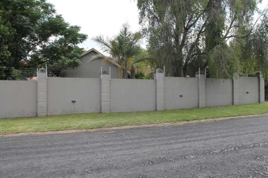 6 Bedroom Property for Sale in Brackenhurst Gauteng